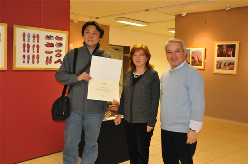 张�副教授手拿展览证书与安纳托鲁大学美术娱乐城注册