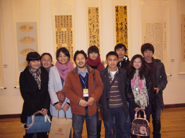 邱世鸿老师带领部分书画专业学生参观中国美院的展览,后为线上娱乐城注册